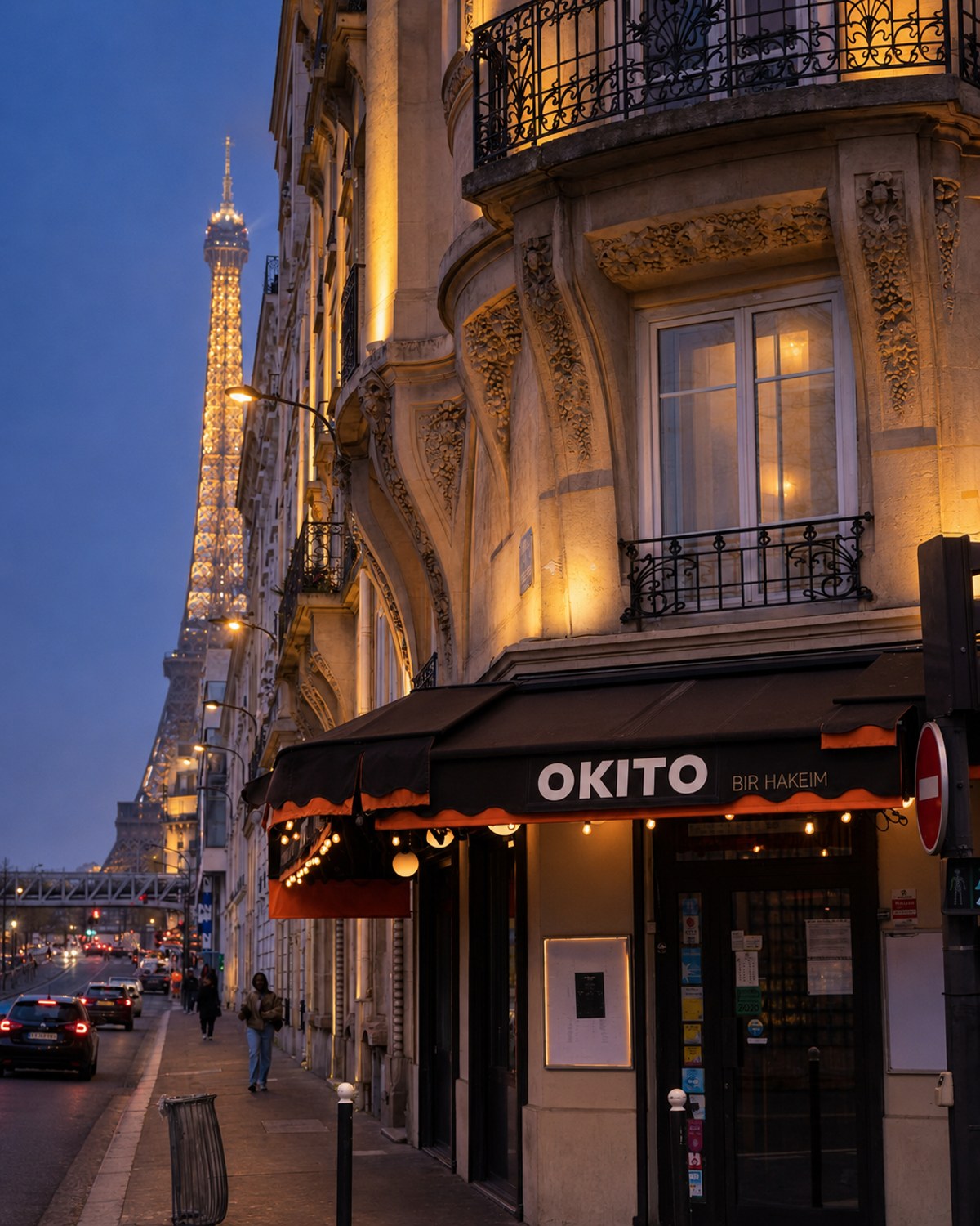 Façade du restaurant Okito Bir-Hakeim, au pied de la Tour Eiffel